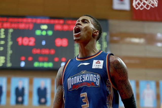 布朗32分米切尔空砍33分 凯尔特人大胜骑士1-0